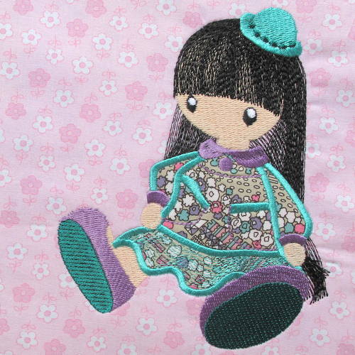 Grande poupée Caroline, motif appliqué